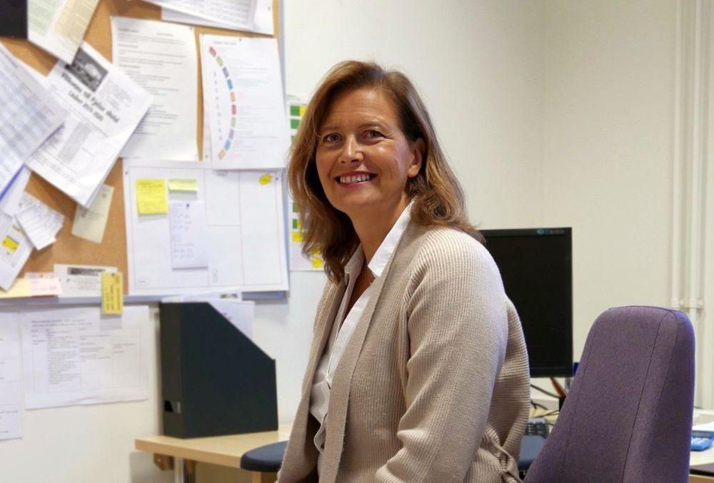Kvinna i sitt arbetsrum