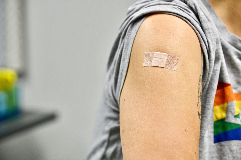 nyvaccinerad arm, närbild