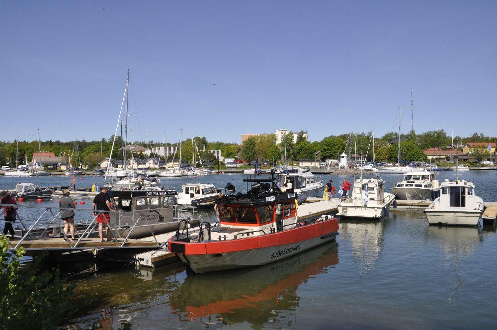 småbåtshamn. En stor sjöräddningsbåt i förgrunden.