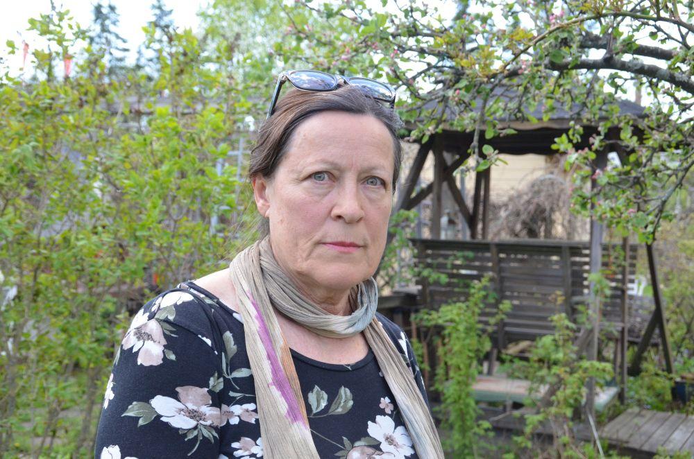 Kvinna som ser bestämd ut.