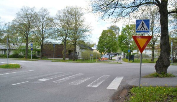 korsning med trafikmärke i form av triangel med spetsen neråt