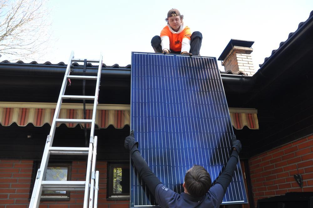 Solpanel lyfts på taket