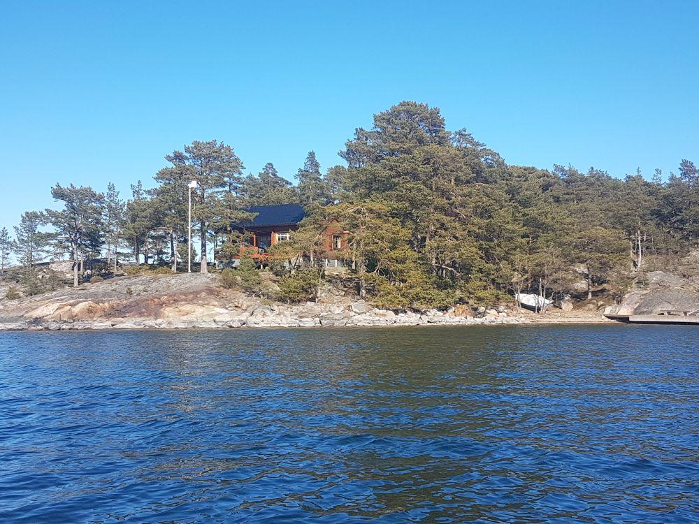 en stuga på en ö