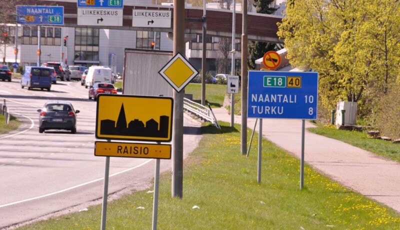 Gatskykltar vid en väg