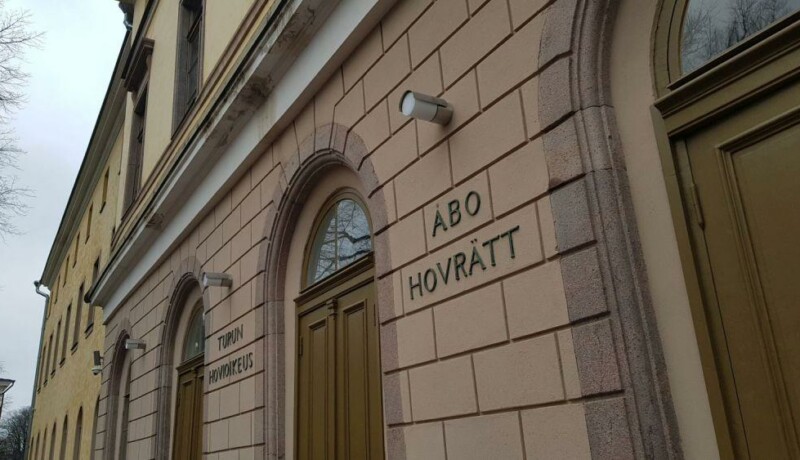En stenvägg där det står "Hovrätt".