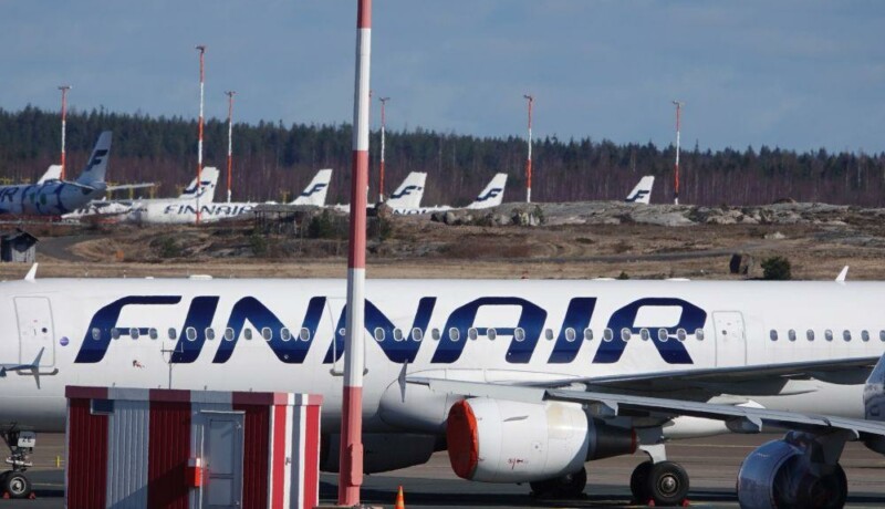 Finnairplan på flygplats