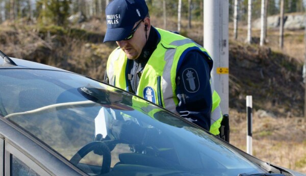 Polis kontrollerar bilist