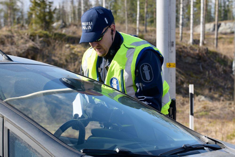 Polis kontrollerar bilist