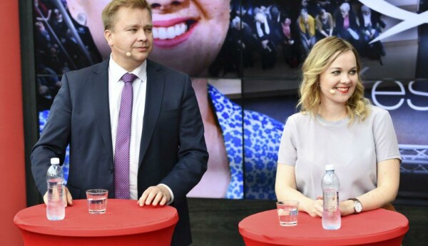 Man och kvinna inför publik