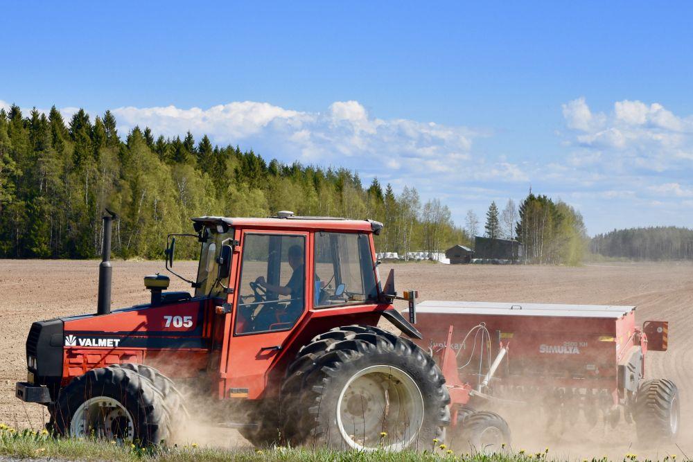 Traktor på en åker.