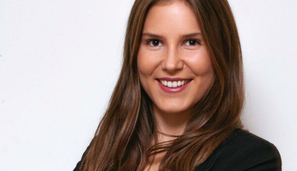 Leende kvinna med långt hår.