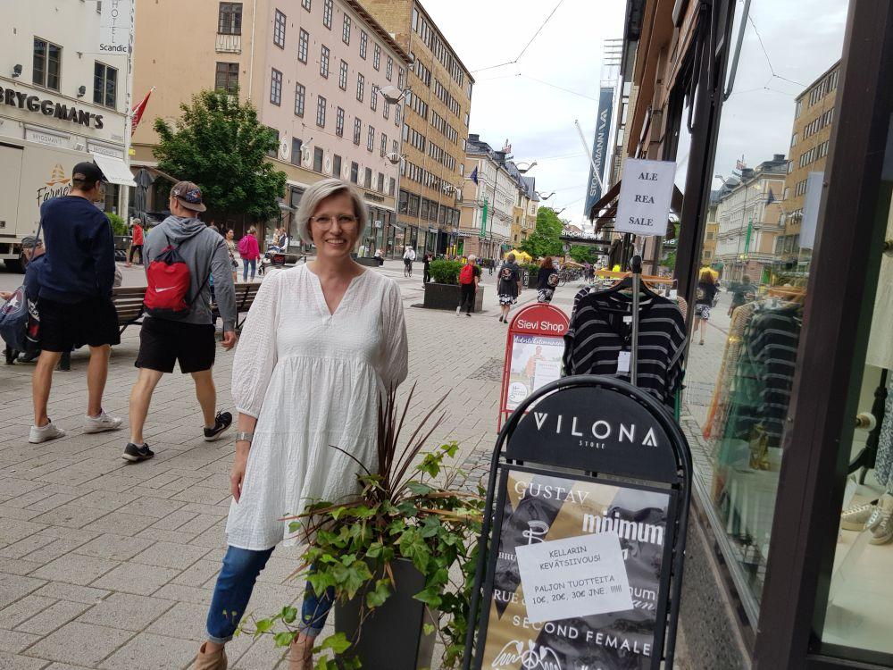 kvinna på gågatan i åbo