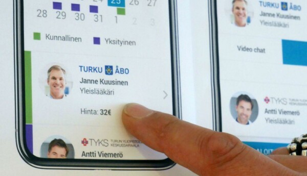 Finger på en mobilskärm.
