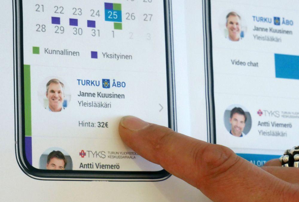 Finger på en mobilskärm.