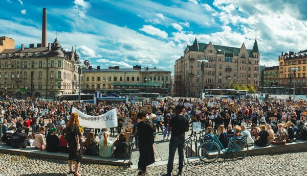 Demonstranter på torg