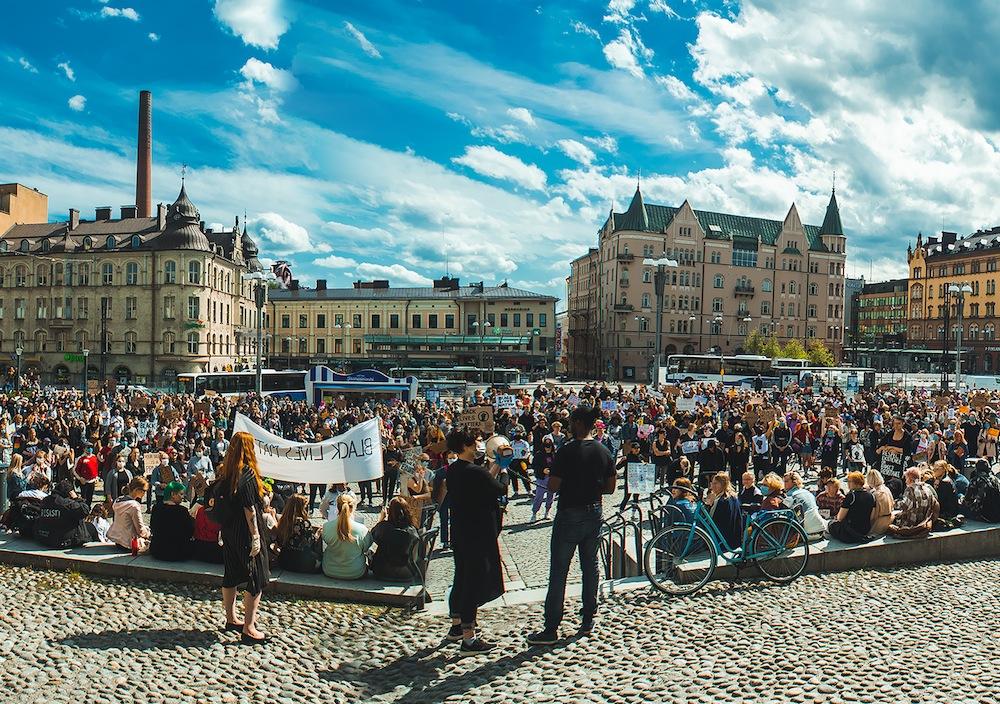 Demonstranter på torg