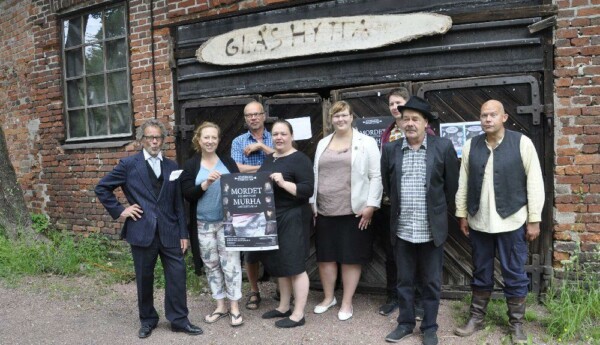 Teatergäng ställer upp till gruppfoto utomhus