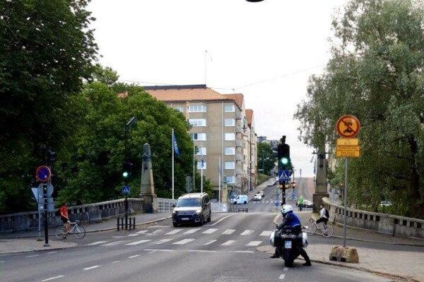 utsikt över aurabron i åbo. Polis närvarar.
