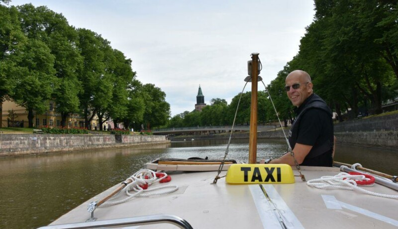 En man kör båt i Aura å.