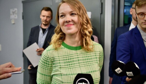 Dam framför mikrofon