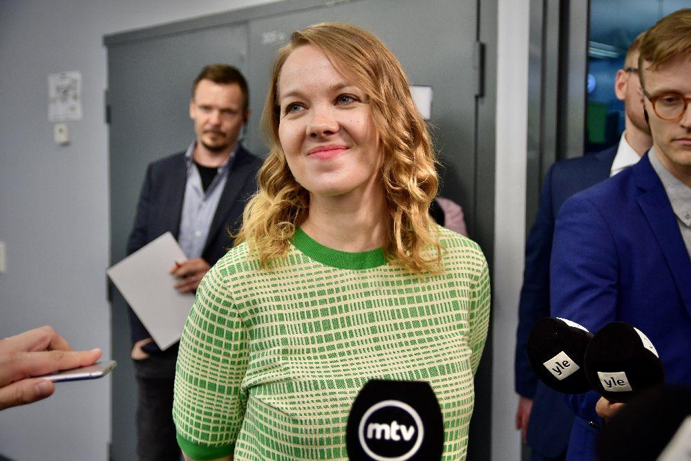 Dam framför mikrofon
