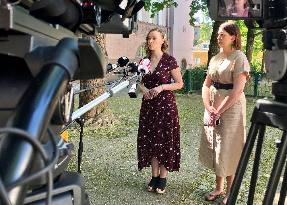 Två damer vid mikrofoner utomhus