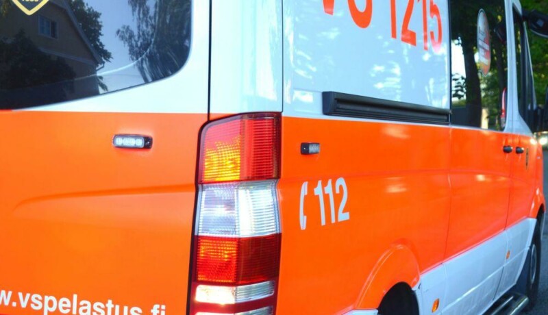 En ambulansbils bakre del.