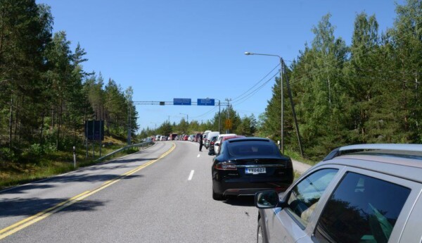 Bilar i en kö.