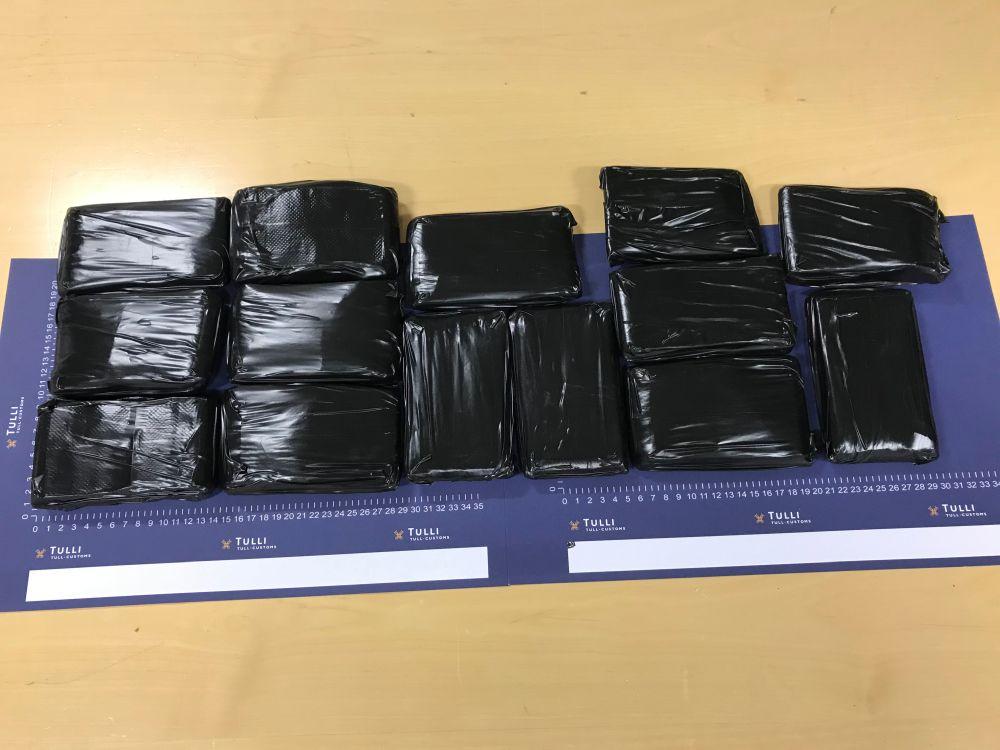 Ett antal paket packade i svart plast.