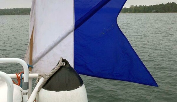 Signalflagga på båt