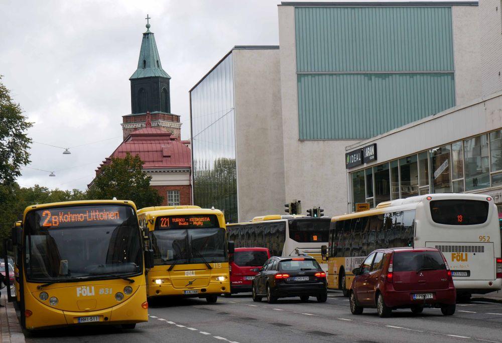 Bussar och bilar i tät stadstrafik