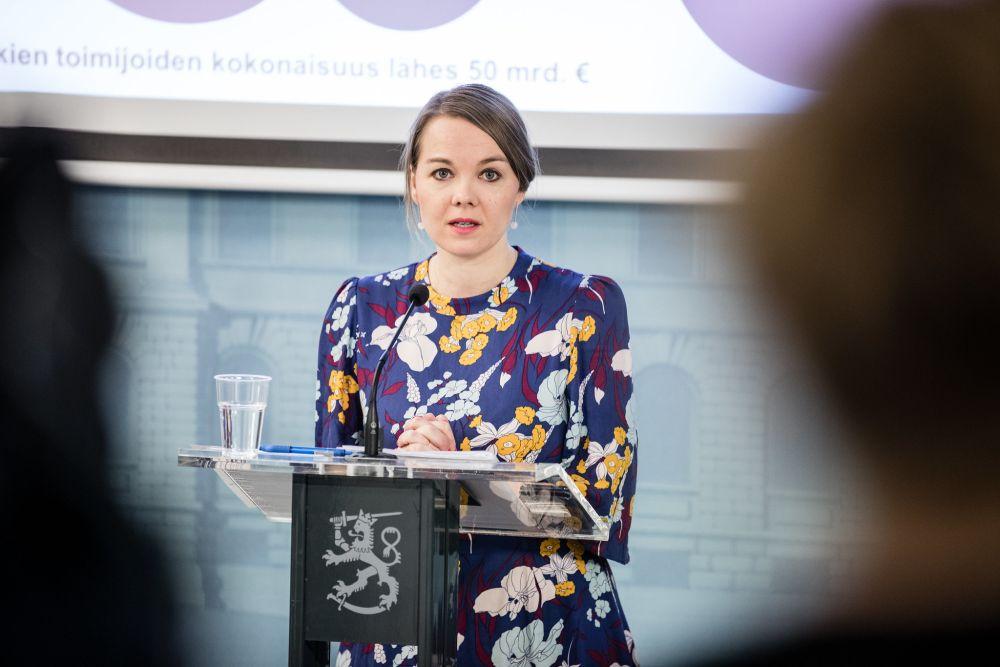 Kvinna på presskonferens