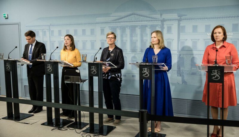 Fem ministrar på presskonferenss