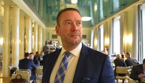 Porträtt av kostymklädd man