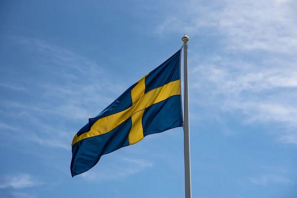 Svergies flagga mot en blå himmel.