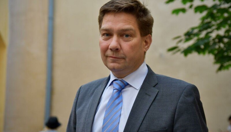 Porträtt av kostymklädd, vit man