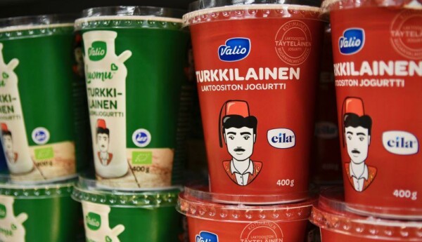 Gröna och röda burkar med turkisk yoghurt av märket Valio. Båda förpackningarna är dekorerade med en ritad turkisk man med en fez på sig.