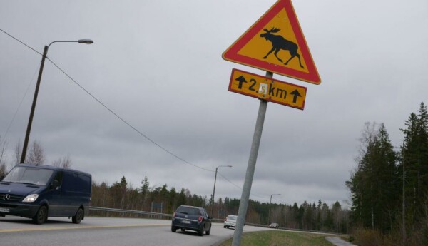 en vägskylt i gult och rött