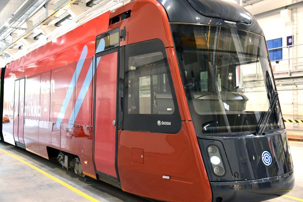 röd spårvagn.