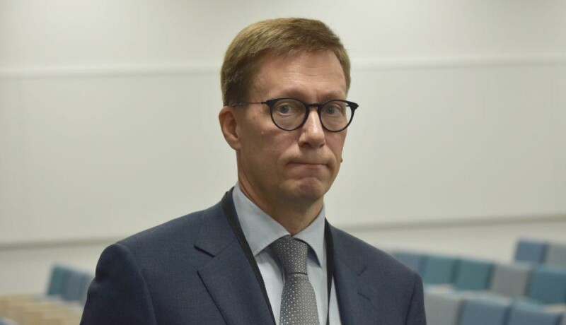 en man i slips och glasögon.