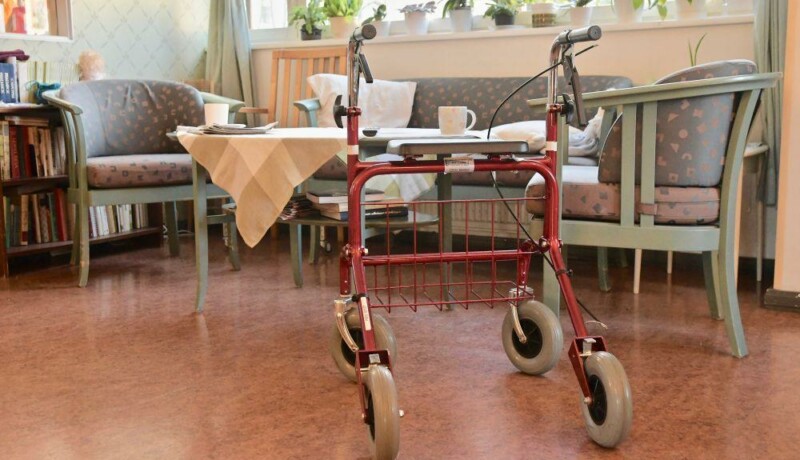 En rollator på ett äldreboende.