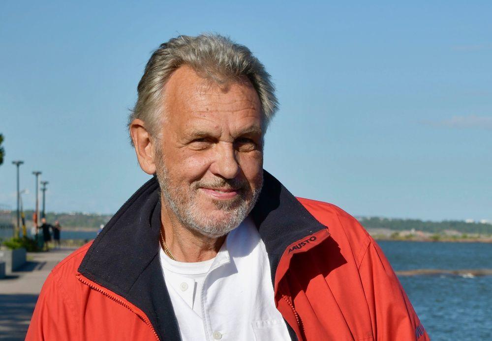 Glad man vid strand