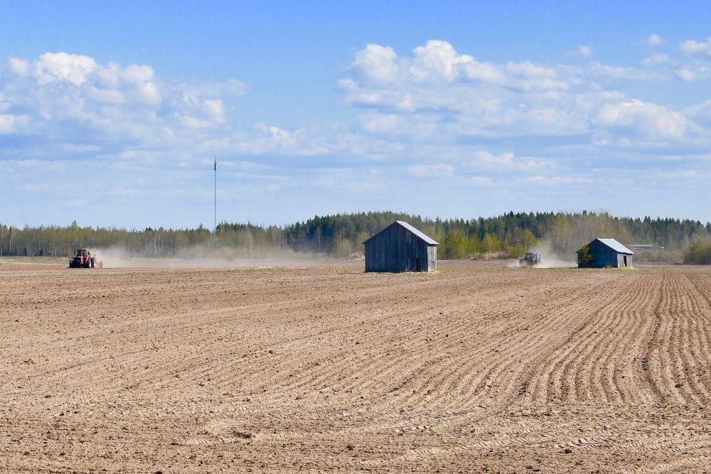 Traktorer kör på stor åker