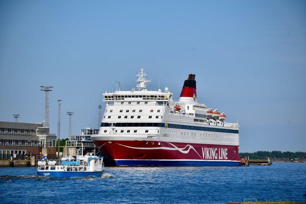 Stort passagerarfartyg i hamn.
