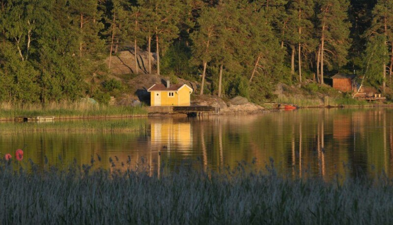 En stuga vid vatten.