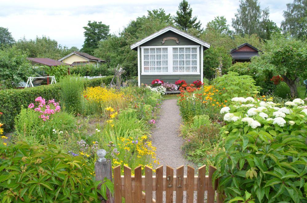 Liten stuga med trädgård. 