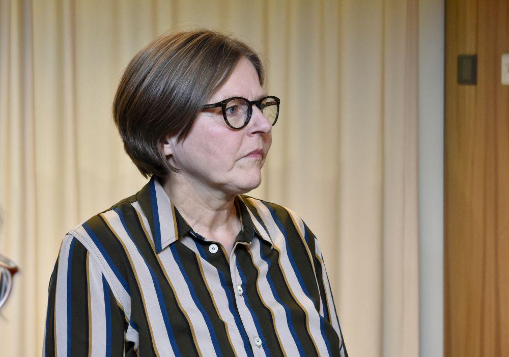 Porträtt av kvinna som ser allvarlig ut.