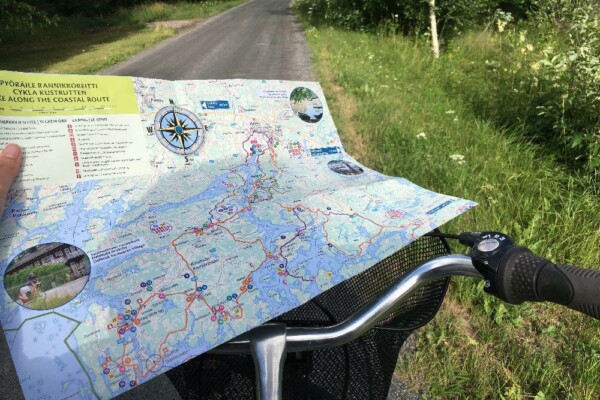En karta uppslagen på ett cykelstyre