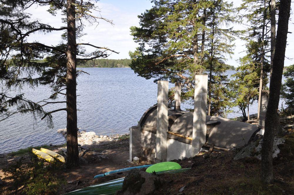Cylinderformad byggnad i beting vid en strand