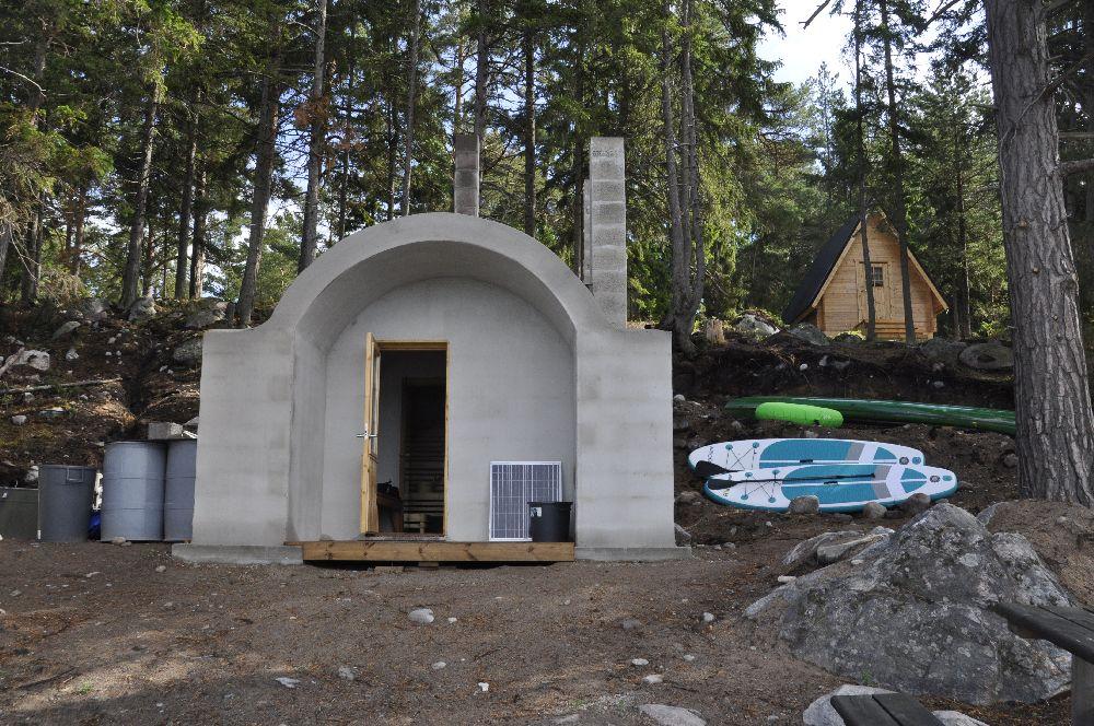 Cylinderformad betongbyggnad framifrån.